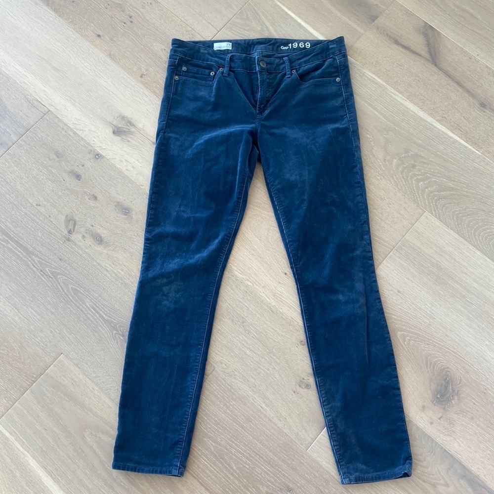 Blue corduroy pants size 29 from Gap. Classic and perfect for this fall.